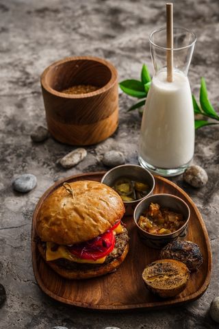 Комбо "Крафт бургер" с котлетой из конины и сыром.