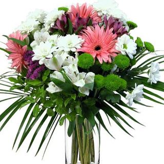 Ramo de flores rosas y blancas.