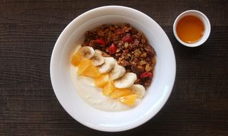 გრანოლა იოგურტით და ხილით