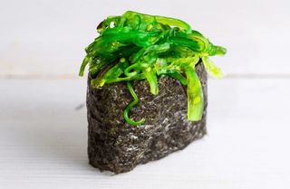 Гункан з чукою (40грам/1шт)