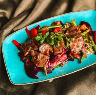 Салат з печенних овочів та телятиною (480г)