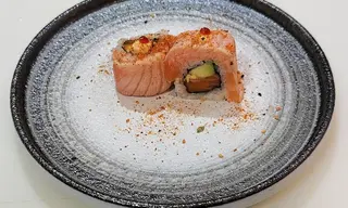 Salmón crazy roll (8 pzs.)