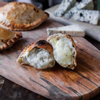 Empanada de cuatro quesos