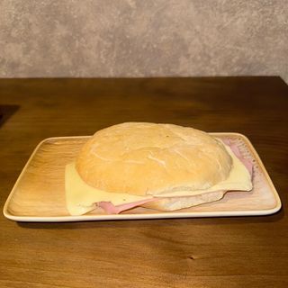 Bocadillo Mixto De Jamón Y Queso