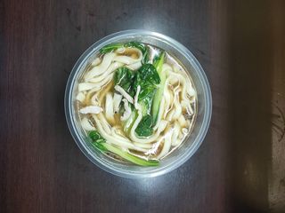 55. Ramen in brodo con carne e verdure cinesi