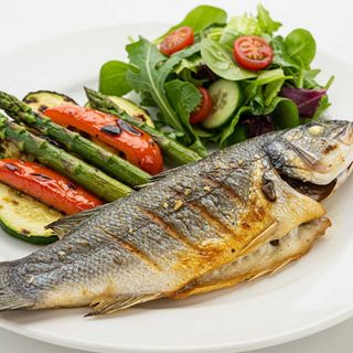 Biban de mare la grătar cu legume