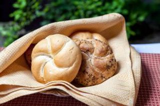 Chiflă coaptă în casă albă