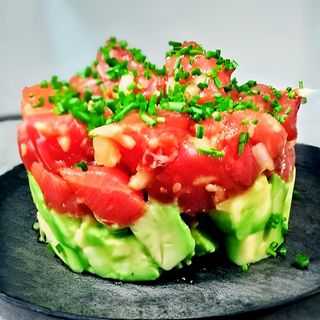 21. Tartar  de atún y aguacate