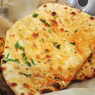  Pão de Alho/Garlic Naan 