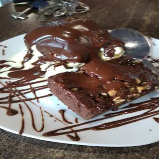 Bizcocho Brownie de chocolate con nueces y helado de vainilla 