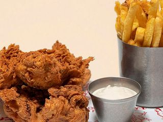 Pollo Frito EL ÁRABE + Patatas Fritas + Salsa