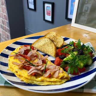 Omletă cu suncă românească