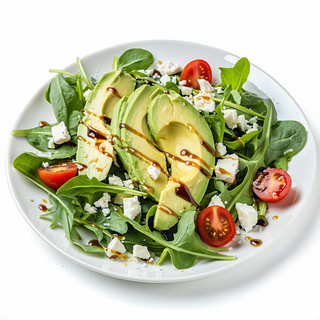 Ensalada con queso feta y aguacate