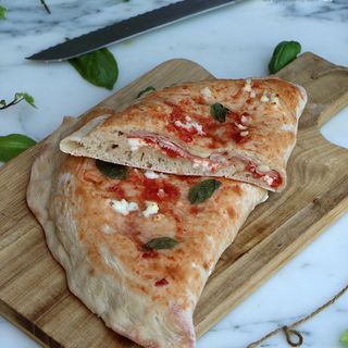 Pizza Calzone De Atún (28 Cm.)