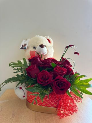 Arranjo Floral com 10 Rosas e Peluche Grande