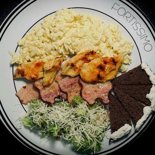 Скрембл з сиром Філадельфія,куркою-гриль і беконом (300г)