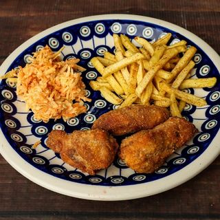 Polędwiczki z sosem mayoketchup, ryż, kap. pekińska z kukurydzą