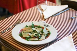 Carpaccio De Ternera Aliñado Con Aceite De Oliva Y Parmesano