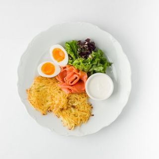  Картофельные драники с малосольным лососем и яйцом пятиминуткой