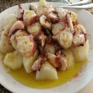 Pulpo Con Cachelos