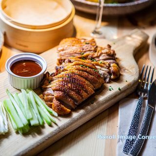 Pato Pekín con Arroz + Curry Pollo + 1 Gyosas + 1  Botella de Verdejon