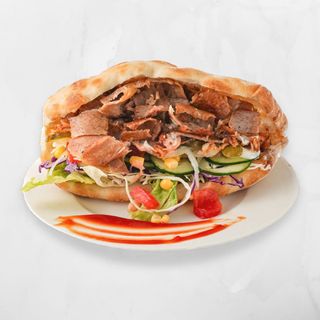 Mix kebab u lepinji s prilogom i pićem