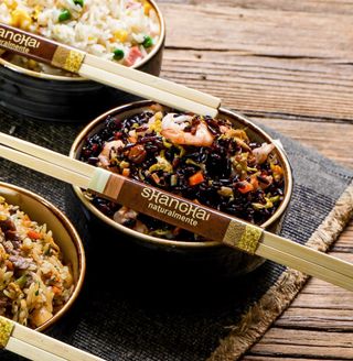 Riso venere saltato con gamberi e anacardi