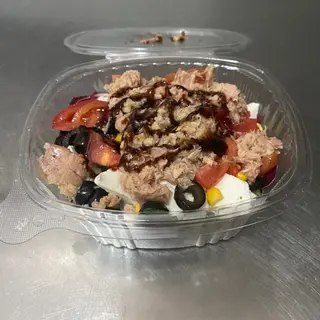 Insalata base lattuga e radicchio pomodoro mais olive nere tonno mozzarella