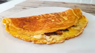 Omlet sa sirom i slaninom