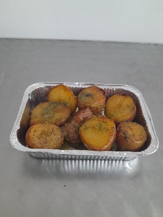 Bandeja de patatas caliu