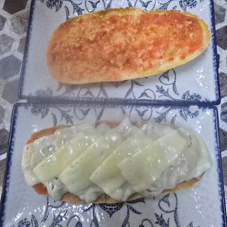 Tostada de tomate , atún y queso edam fundido 
