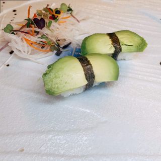 nigiri de aguacate (2 pzas.)