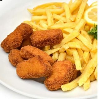 Nuggets de Pollo con Patatas y Ensalada