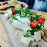 Surtido de quesos con focaccia de pan 