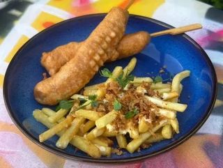 КОРНДОГ ФРІ ПІД СИРНИМ СОУСОМ