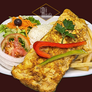 Omelete de queijo com cogumelos, arroz, batata e salada