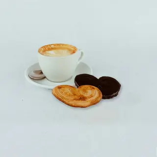 Café o té + 2 palmeritas de chocolate