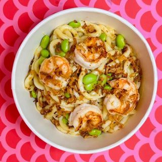 Noodles saltato con gamberi e curry