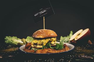 Телешки бургер със синьо сирене и ябълка с тройно сготвен чипс (450г)