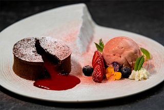 Lava cake cu ciocolată neagră, zmeură și înghețată 