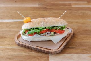 Bocadillo Pollo A La Plancha, Queso, Aguacate Y Rúcula