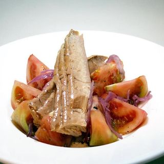 Tomate Del Perelló Con Ventresca De Atún piparras y aceitunas 