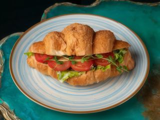 Круасан з куркою і соусом блю чиз