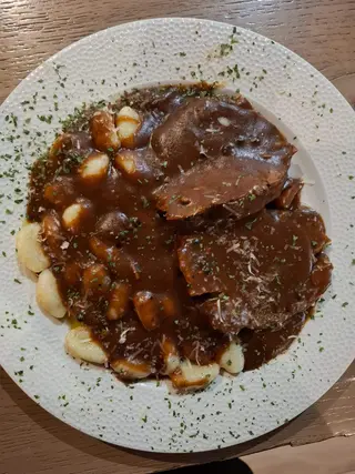 Dalmatinska pašticada s njokima + gratis piće