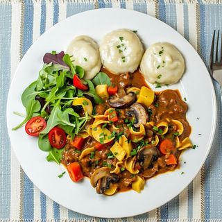 Gulasz a’la Strogonow wegański z kluskami