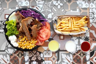 Mix kebab salata s prilogom i pićem