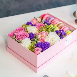 Cutie roz cu flori si macarons