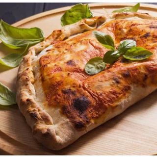 Calzone funghi, salsiccia e mozzarella