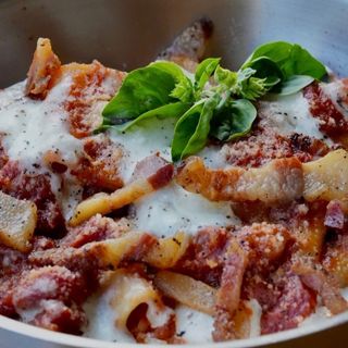 PACCHERI ALL’AMATRICIANA Y TOQUE DE BURRATA