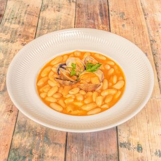 Fabes  con almejas y  pitxin